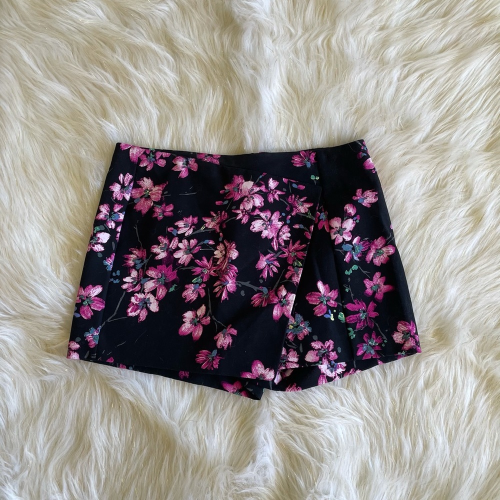 Express Skort. - Picture 2 of 5